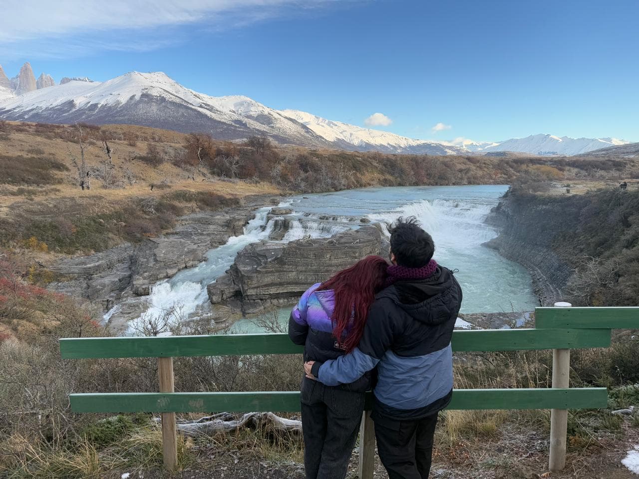 Javi y Maxi frente a una cascada en la Patagonia