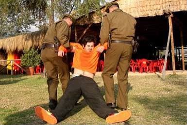 Invitado siendo retirado de la fiesta en camilla humana